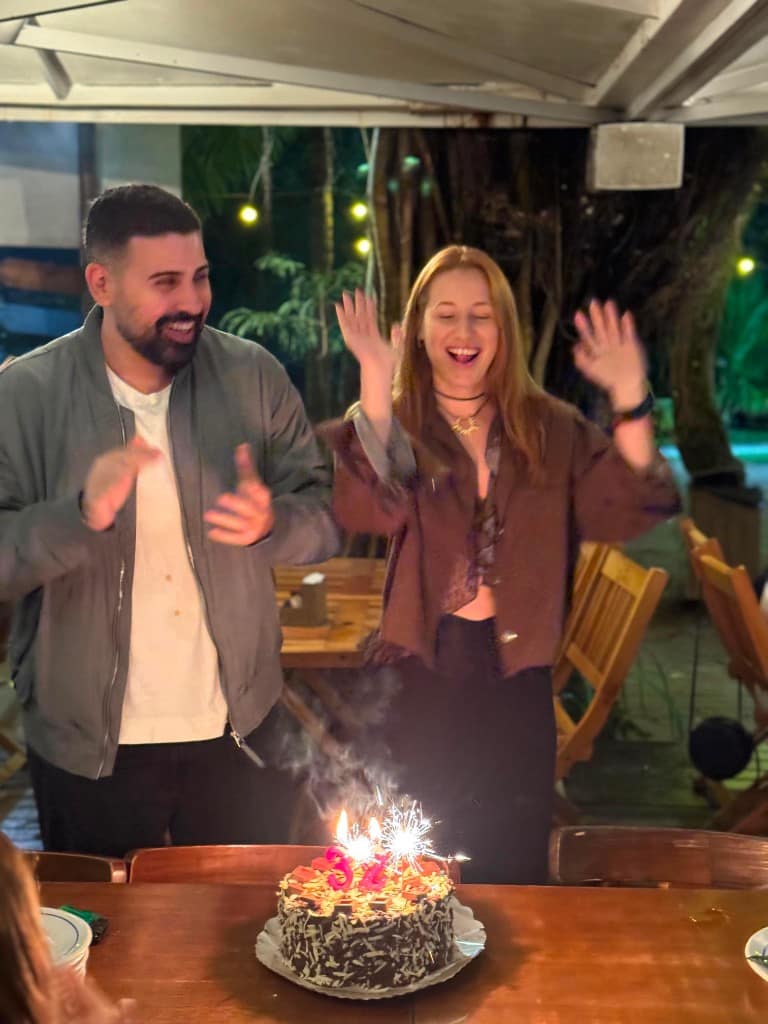 Mayra e Bruno no aniversário, com o bolo