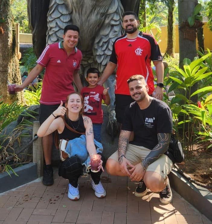 Mayra, Bruno, o Heitor e a turma no Bioparque, em frente à águia