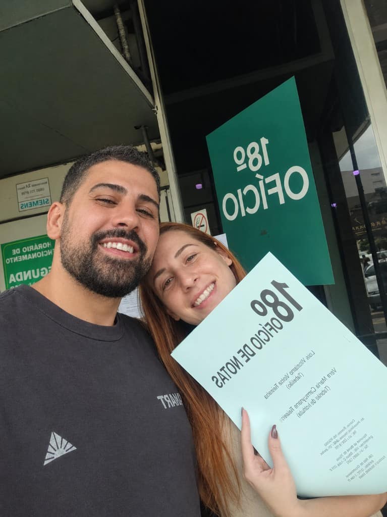Mayra e Bruno no cartório, com a certidão