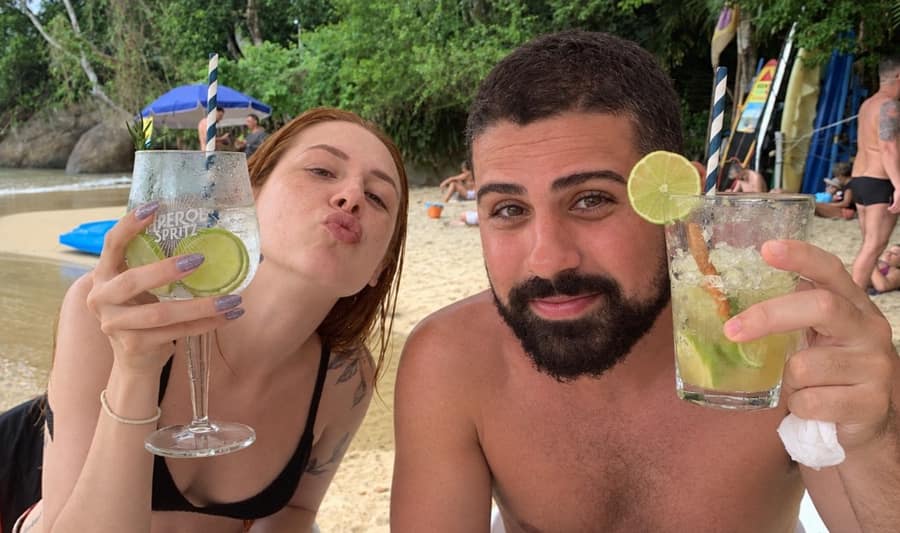 Mayra e Bruno na Praia da Júlia, em Ilha Grande, brindando