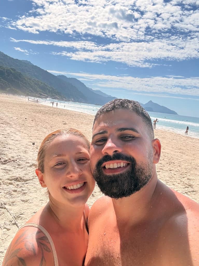 Mayra e Bruno na praia de Lopes Mendes