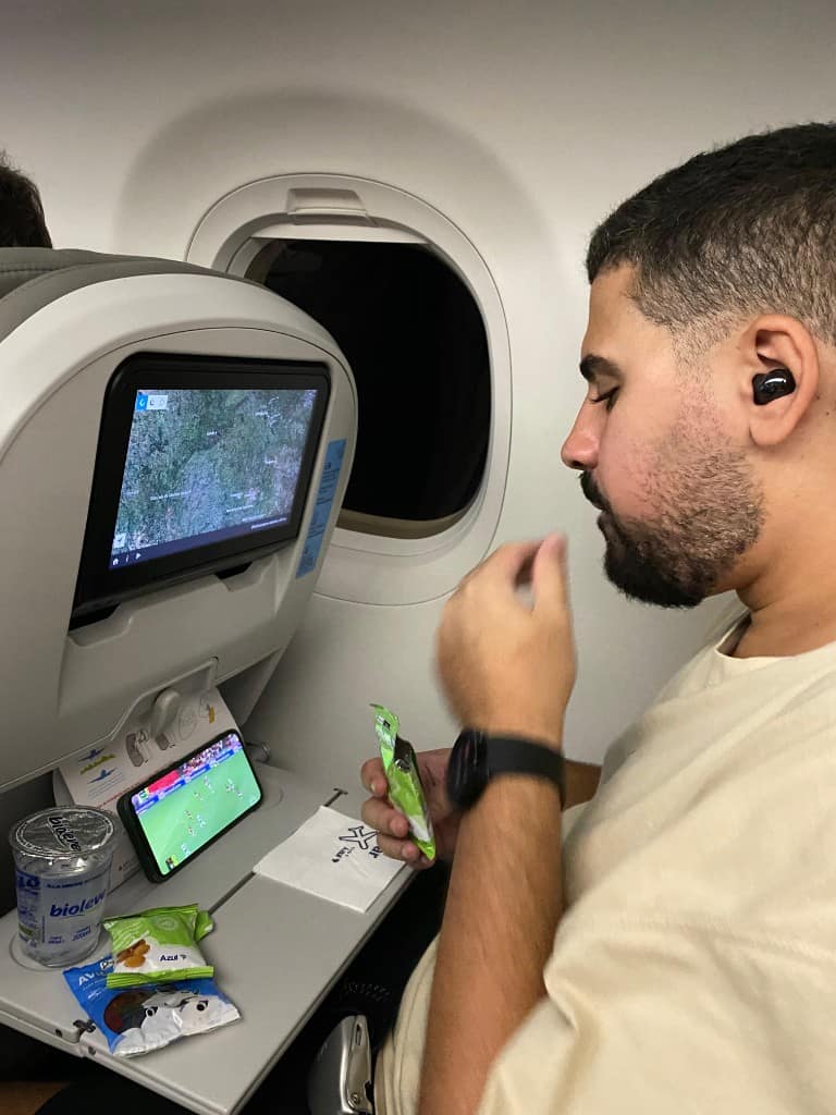 Bruno no avião assistindo ao jogo do Flamengo