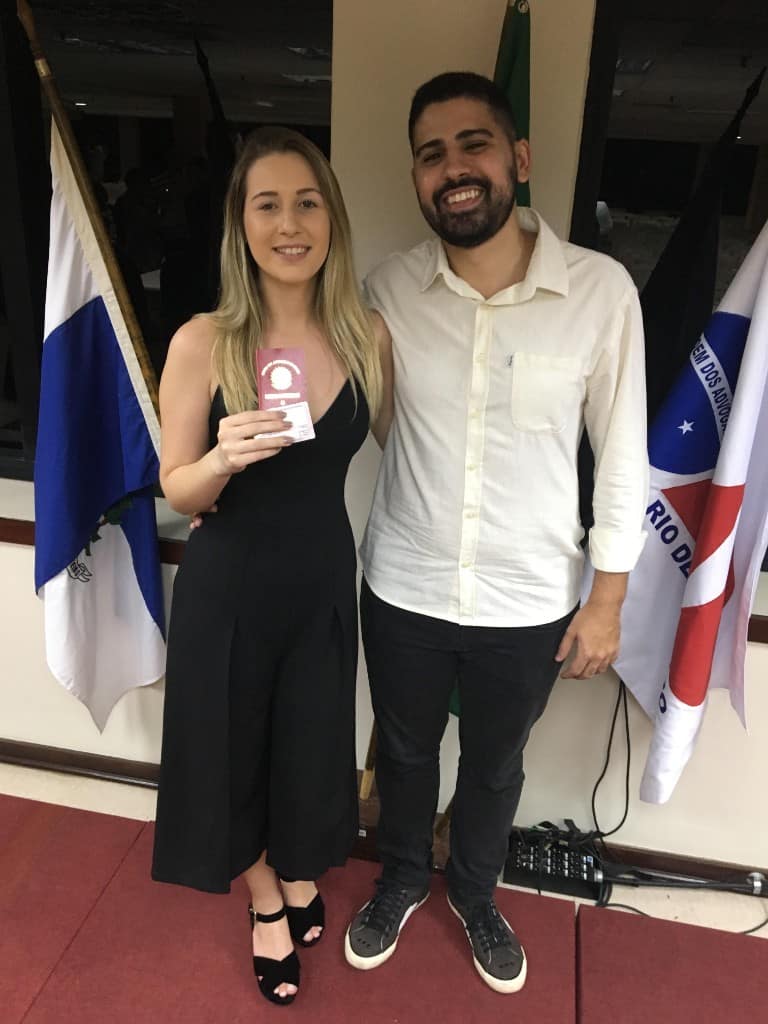 Mayra com a carteira da OAB