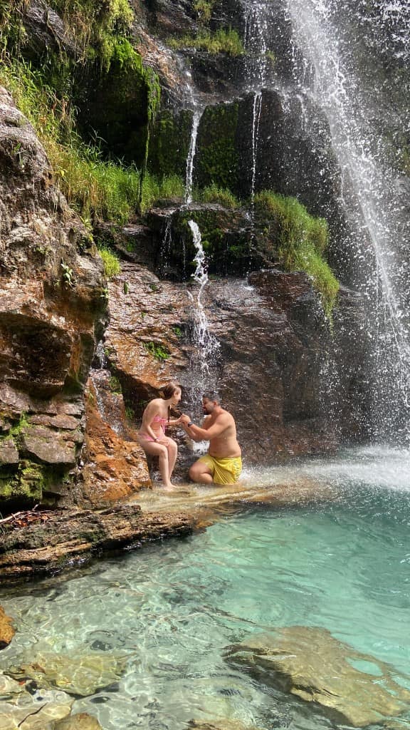 O pedido na cachoeira
