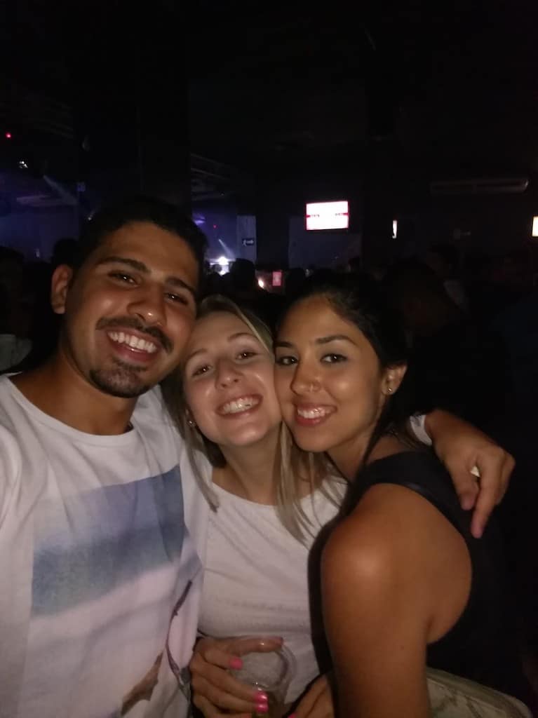 A primeira foto de Mayra e Bruno juntos, com a Laís
