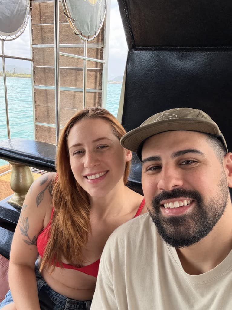 Mayra e Bruno de barco