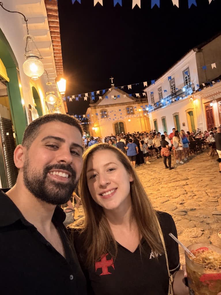 Mayra e Bruno numa festa de rua, em Paraty