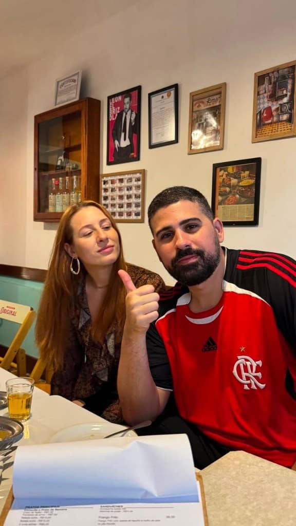 Mayra e Bruno numa mesa